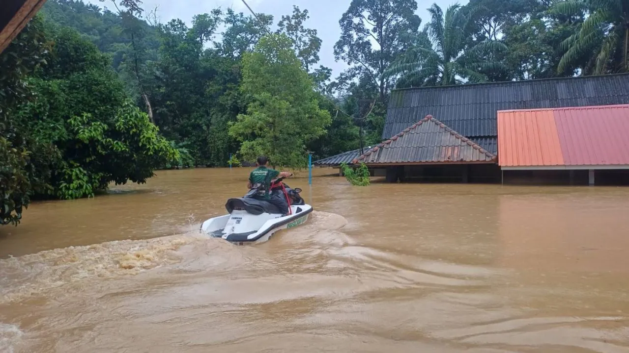 'จุลพันธ์' สั่งประสาน 5 เสือแรงงาน ช่วยน้ำท่วมพังงาอย่างใกล้ชิด