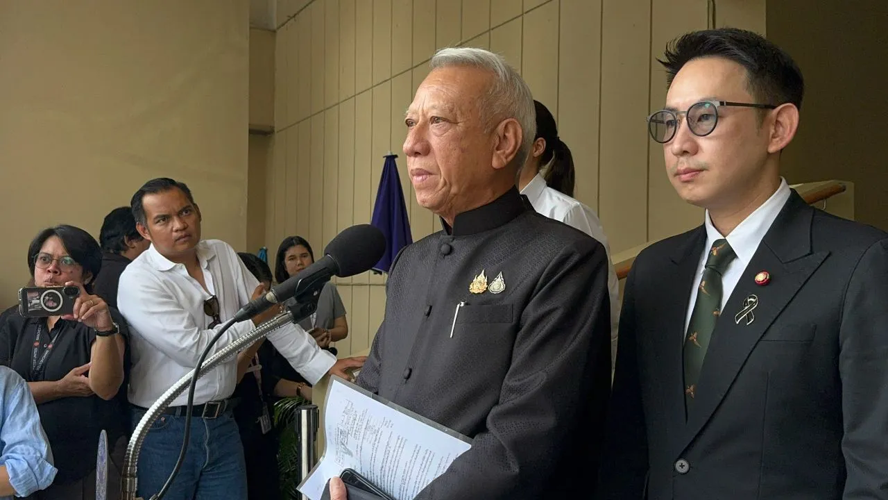 'พิพัฒน์' โนคอมเมนต์ กล้าธรรมจ่อร่วมรัฐบาล โยนถาม 'อนุทิน' คนเดียว ยันในพรรครักกันดีไร้ปัญหา