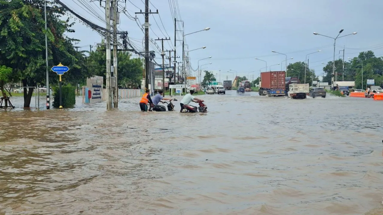 ฝนถล่มทั้งคืน 'ปราจีนบุรี' น้ำท่วมขังในหลายพื้นที่ เริ่มทะลัก 'ตลาด 100 ปี'