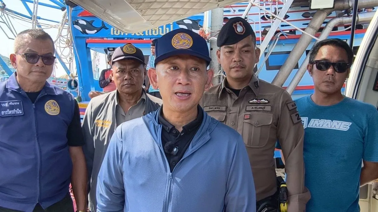 ยังไม่รู้ชะตากรรม 5 ผู้สูญหาย เหตุเรือประมงจมกลางทะเล 'แสมสาร' ช่วยลูกเรือ 16 ชีวิตรอด