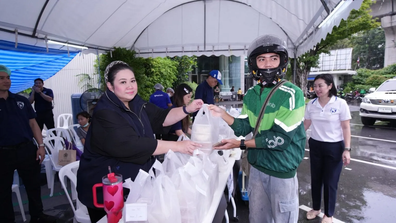 ประเดิมวันแรก 4.9 ดาว! ‘โรงครัวภูมิใจไทย x GrabFood’ ระบบช่วยเหลือทำงานจริง อาหารฟรีถึงมือประชาชน