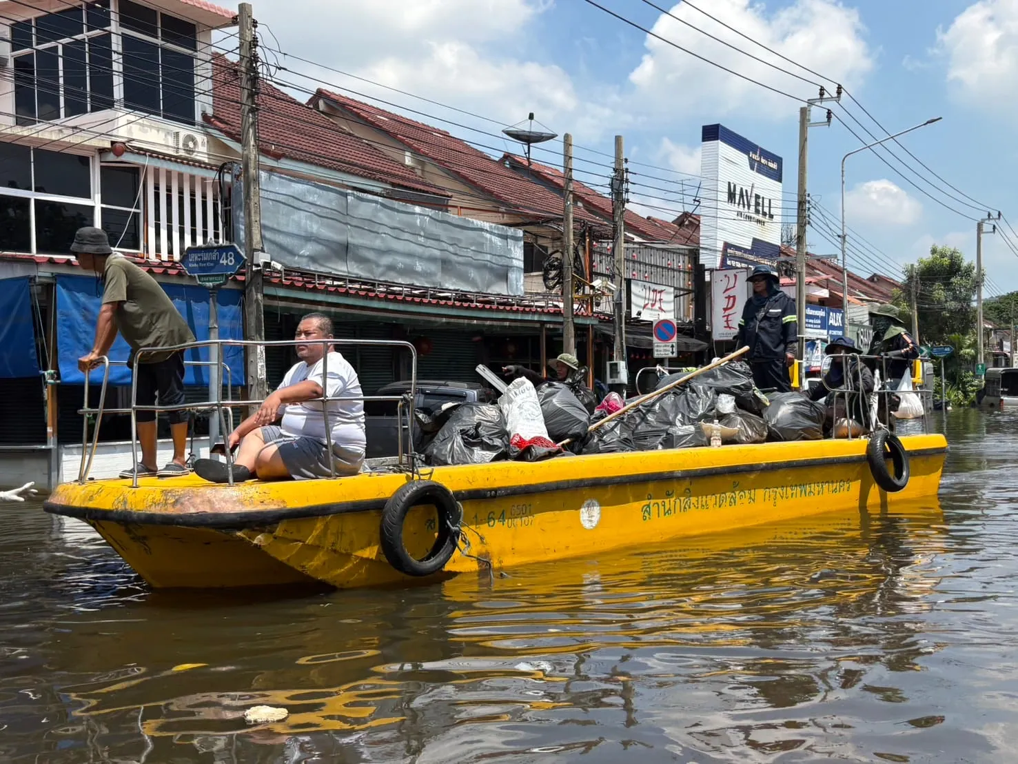 คพ.ลุยแก้น้ำเน่าเสีย–ขยะตกค้างเคหะร่มเกล้า เพิ่มกำลังเจ้าหน้าที่–เรือเร่งเก็บขยะ