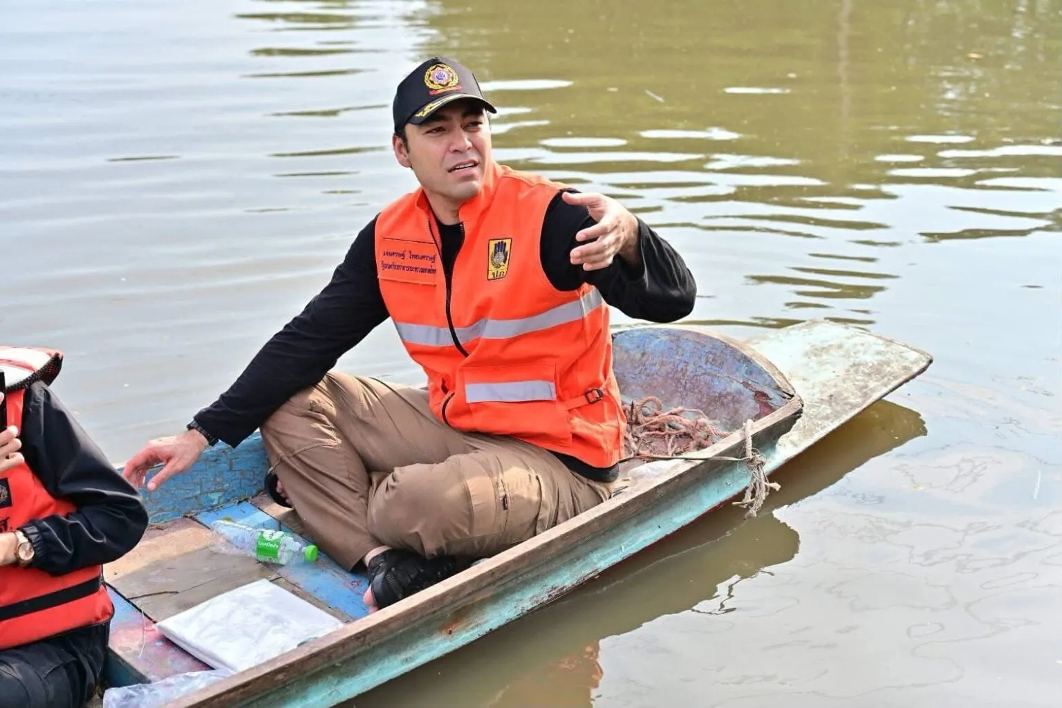 ‘เจเศรษฐ์’ลุยแจกถุงยังชีพ ริมคลองประเวศบุรีรมย์ ให้กำลังใจชาวบ้าน