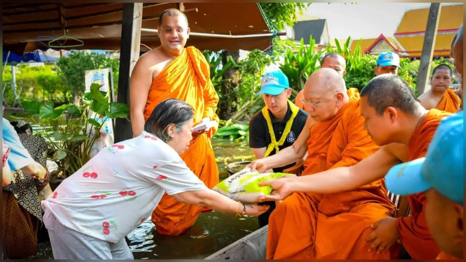 ‘สมเด็จพระมหาธีราจารย์’ ลุยน้ำท่วม ขึ้นรถ-ลงเรือ ช่วยผู้ประสบอุทกภัยฉะเชิงเทรา