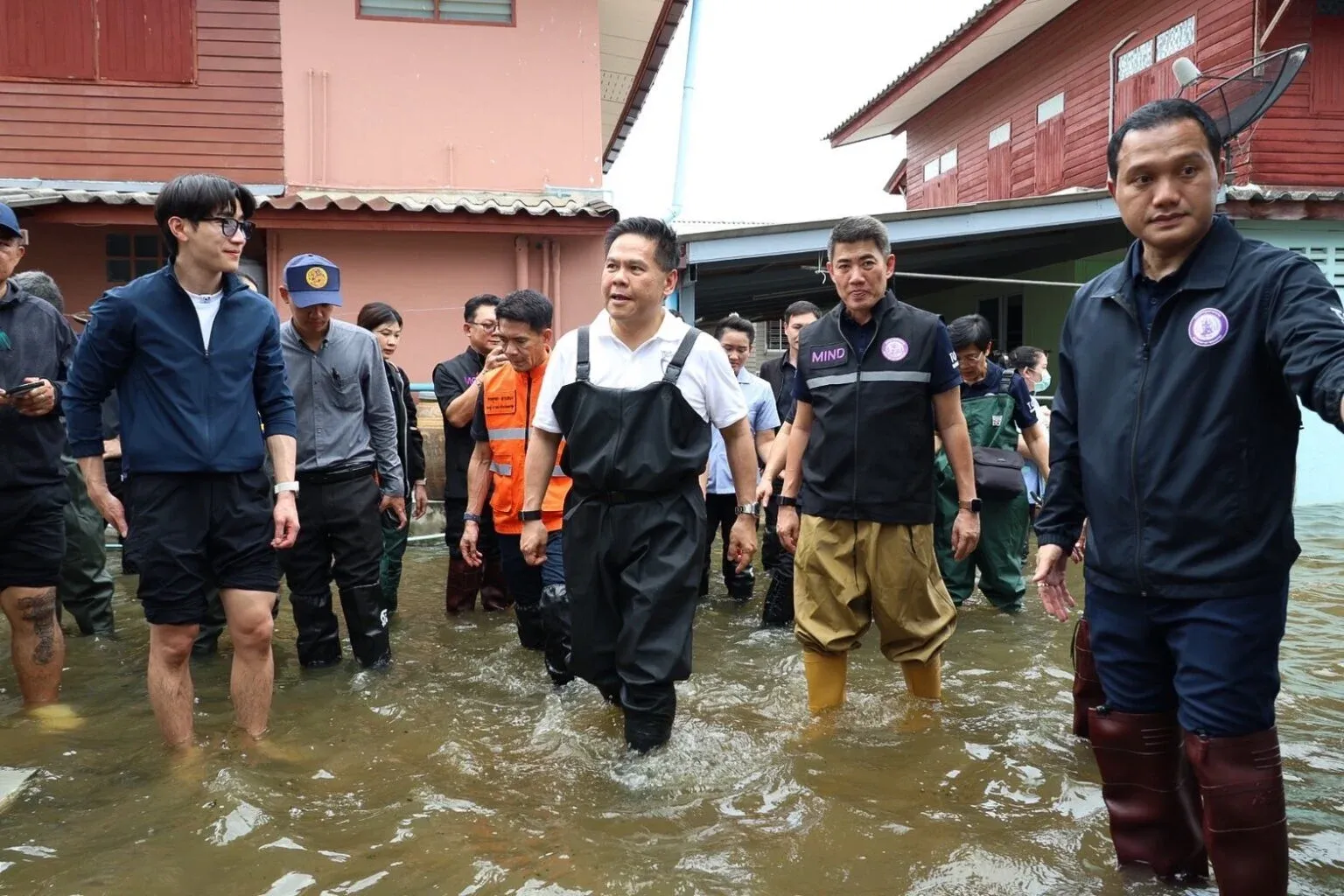 ‘วราวุธ‘ มอบถุงยังชีพผู้ประสบภัยน้ำท่วม-ผู้ป่วยติดเตียง จ.นครปฐม